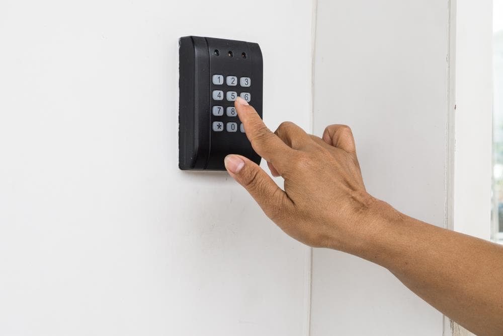 Cómo ahorrar energía y dinero con puertas automáticas 