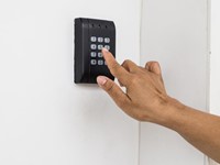Cómo ahorrar energía y dinero con puertas automáticas 