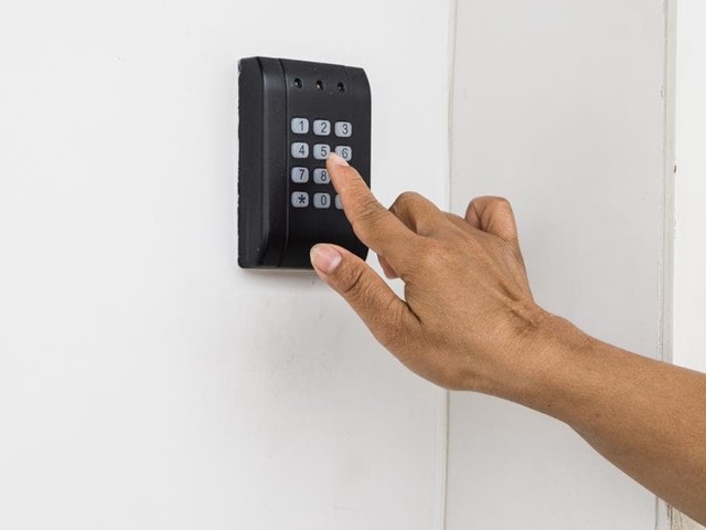 Cómo ahorrar energía y dinero con puertas automáticas 