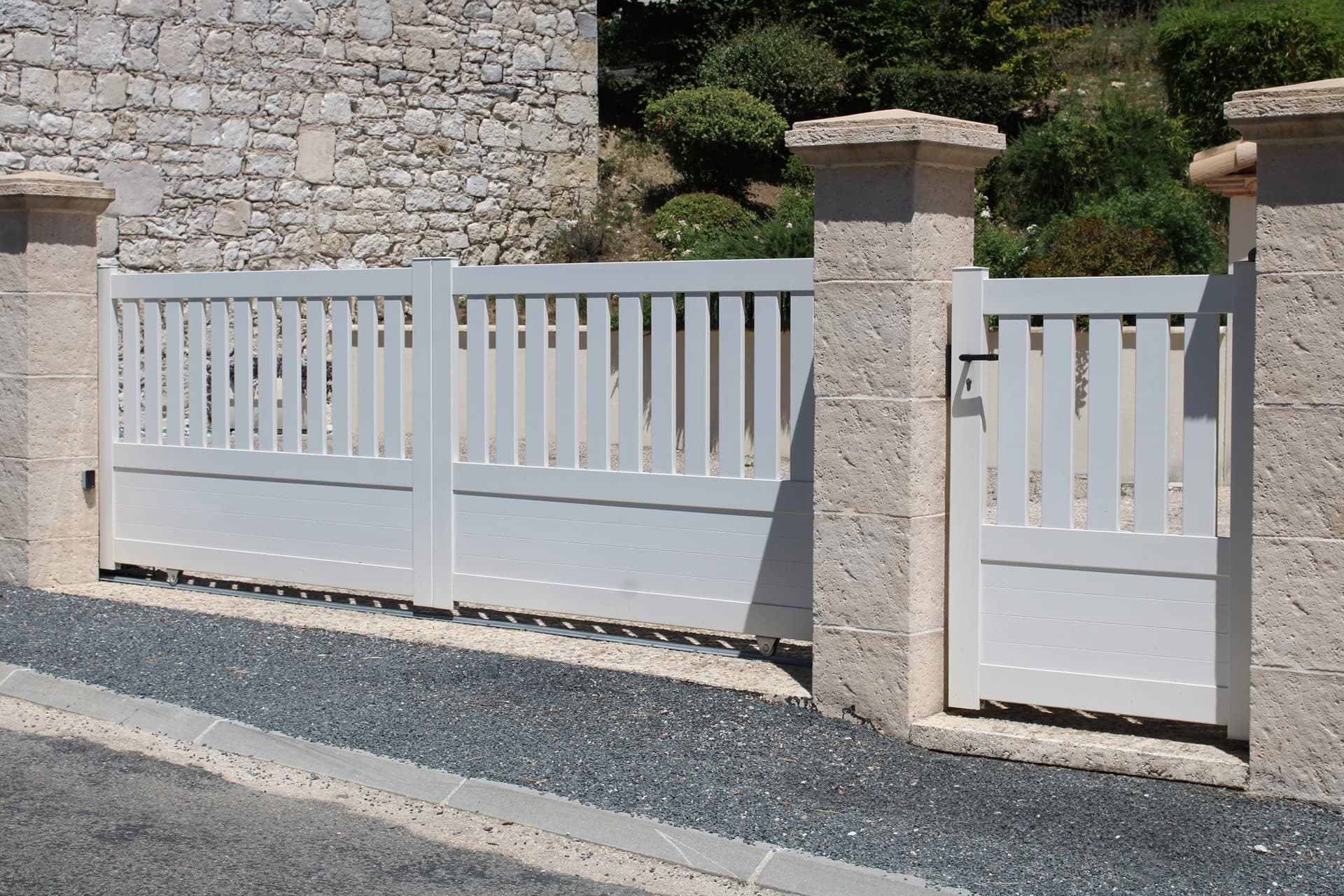 Llama ya a nuestra empresa de instalación de cierres en Tui