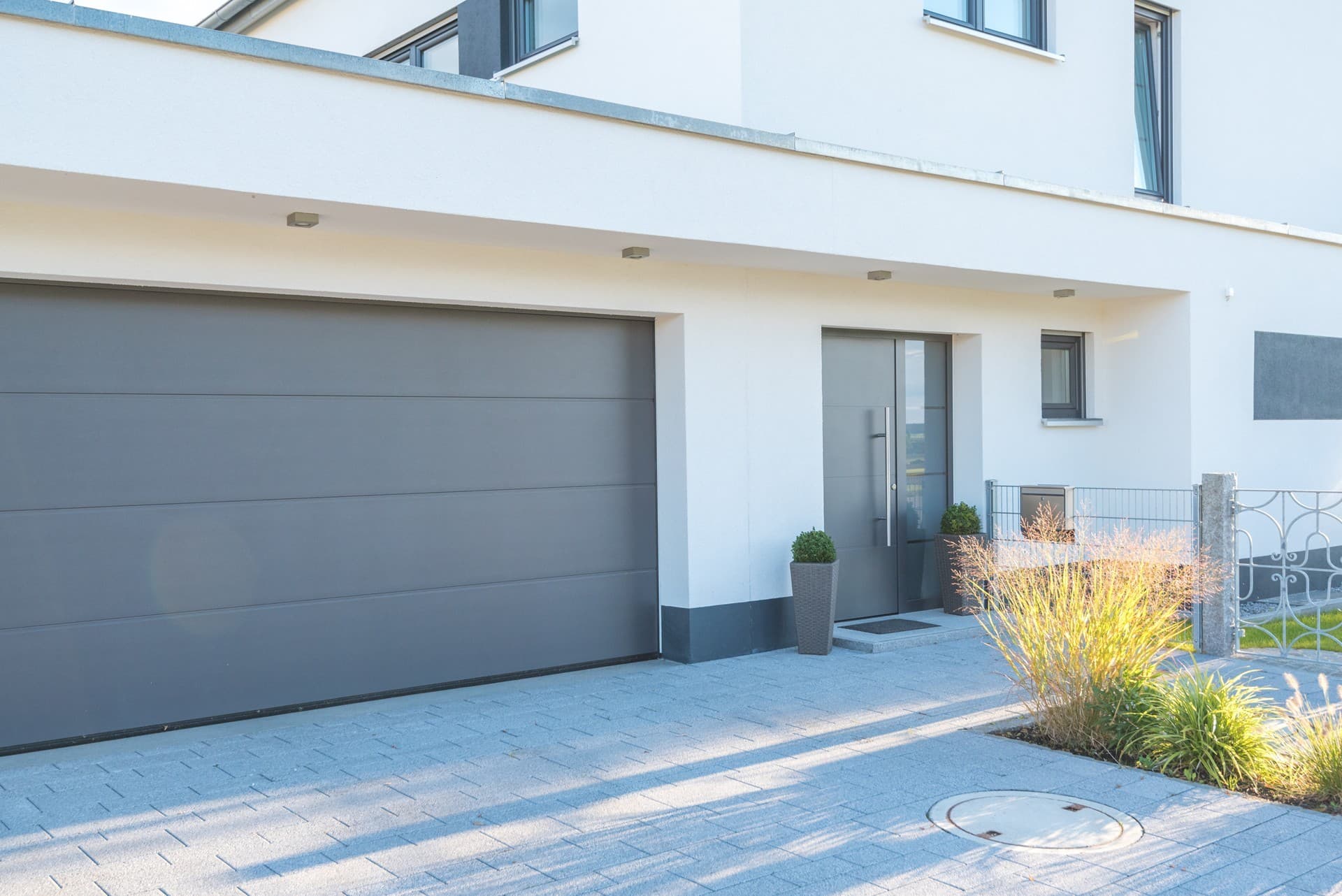 No dudes en contactar con nosotros para instalar tu puerta en Tui